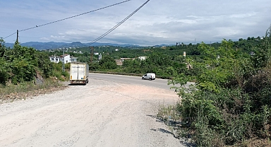 Fatsa Belediyesi'ne 5 km uzaklıkta insanlar toz ve çamurla mücadele ediyor