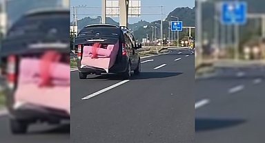 Ordu'da şaşırtan taşıma: Koltuk taşıyan araç trafiği tehlikeye soktu