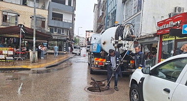 Ünye’de yağış su baskınlarına neden oldu, Büyükşehir hızla müdahale etti