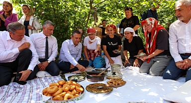 CHP Lideri Özgür Özel, Fındık bahçesinde üreticinin sorunlarını dinledi