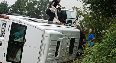 Gürgentepe'de fındık işçilerini taşıyan minibüs devrildi