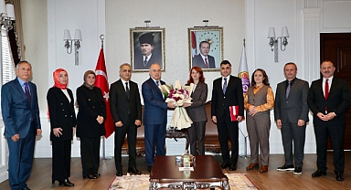 Öğretmenlerden Vali Erol'a anlamlı ziyaret