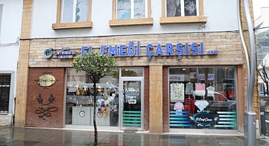 Bu çarşıdaki eserler ilmek ilmek işleniyor
