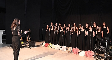 Kybele Gençlik Korosu ilk konserinde gönülleri fethetti!