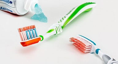 Ev temizliğinde diş macunu mucizesi