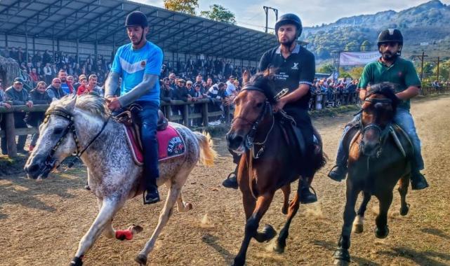 Ünye'de Cumhuriyet Coşkusu Rahvan At Yarışlarıyla Taçlandı!