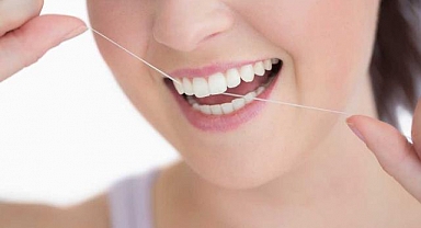 Diş İpi kullanımı ne zaman olmalı? Uzmanlar uyardı: Fırçalamadan önce kullanın!