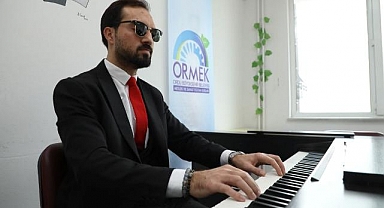 Ordu’da Görme Engelli Memur Kemal Çoban, ORMEK’te piyano öğrenerek hayalini gerçekleştirdi