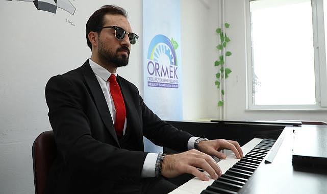 Ordu’da Görme Engelli Memur Kemal Çoban, ORMEK’te piyano öğrenerek hayalini gerçekleştirdi