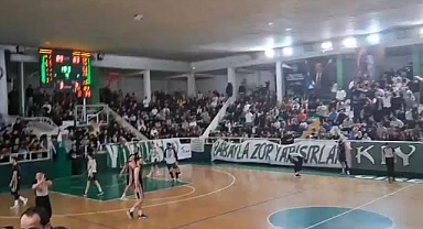 Giresun'da oynanan basketbol maçının son 6.9 saniyesinde yaşananlar maça damga vurdu. Oyuncunun şortunu indirmesi taraftarları çıldırttı!