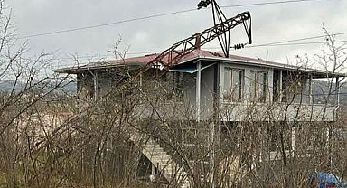 Altınordu’da şiddetli rüzgâr tehlike saçtı: Elektrik direği evin üzerine devrildi