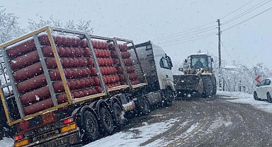 Korgan’a doğalgaz taşıyan tır kar nedeniyle yoldan çıktı