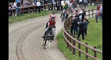 Ünye'de rahvan atlar bayrak için koştu