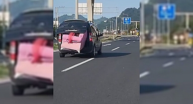 Ordu'da şaşırtan taşıma: Koltuk taşıyan araç trafiği tehlikeye soktu